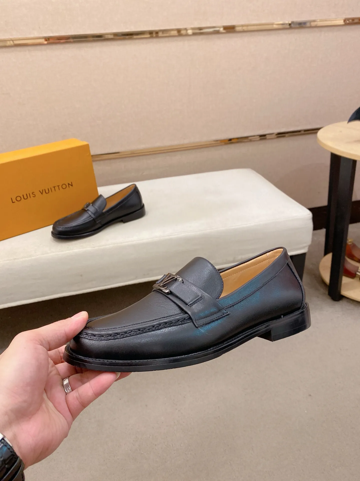 Men's shoes 💰 500💰⚡️New models available⚡️Louis Vuitton (Louis Vuitton/LV) casual, business formal wear! Made with pure Italian craftsmanship, the upper is made of first-layer cowhide, which is full of texture! The lining is cowhide and the original rubber leather shoe outsole. The style is atmospheric and comfortable! Positive code 38-44